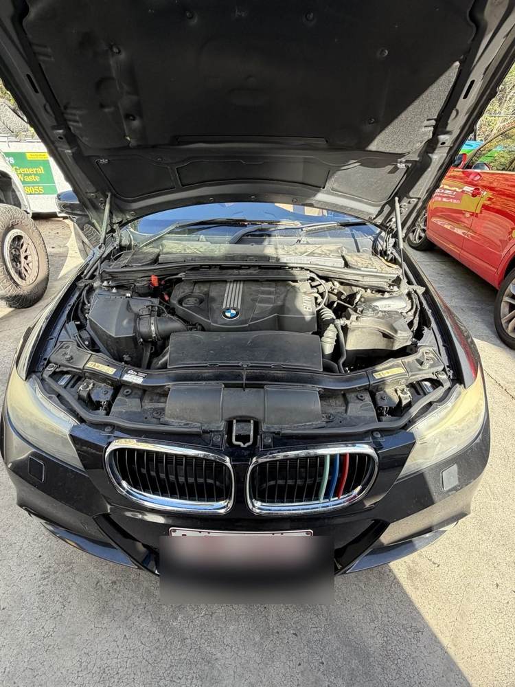 2009 BMW 320d engine bay
